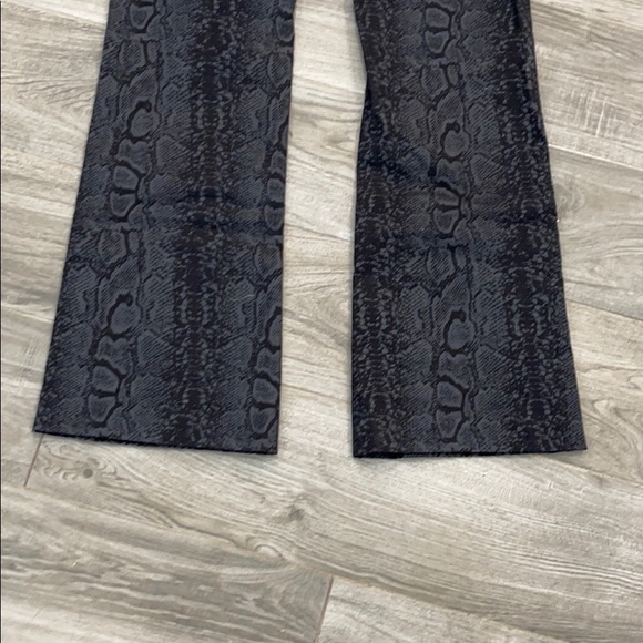 Lyla Renai Alligator Print Golf Pants, Size S - Picture 7 of 9